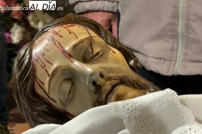 El Santo Cristo de la Cama vivía este sábado su tradicional besapiés 