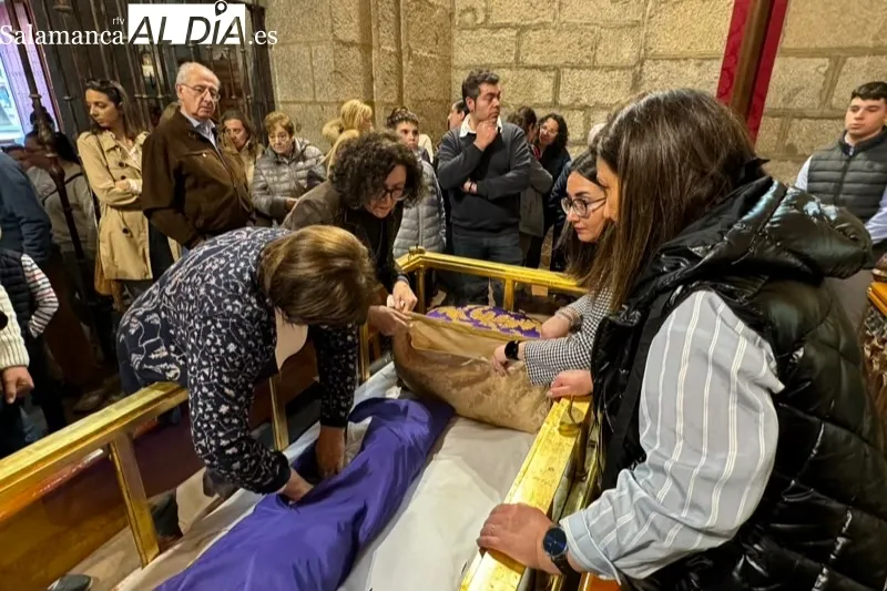 El Santo Cristo de la Cama vivía este sábado su tradicional besapiés 