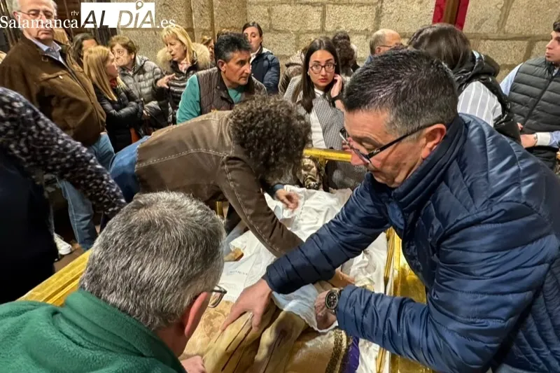 El Santo Cristo de la Cama vivía este sábado su tradicional besapiés 