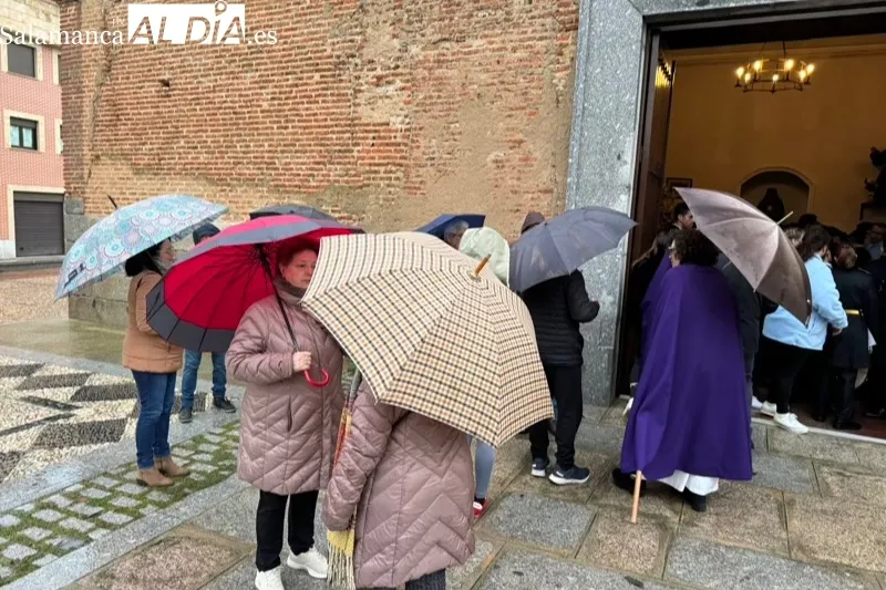 La lluvia obligaba a suspender la procesión del Via Crucis