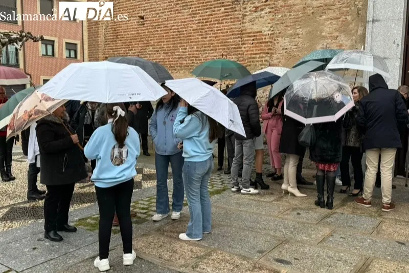 La lluvia suspendía la procesión de la vela y la ofrenda quedaba en San Luis