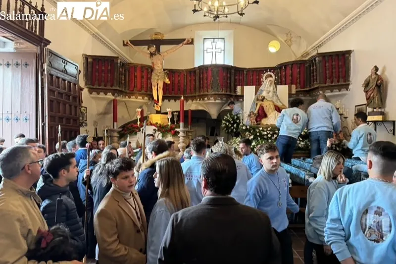 La lluvia obligaba a suspender la procesión del Via Crucis