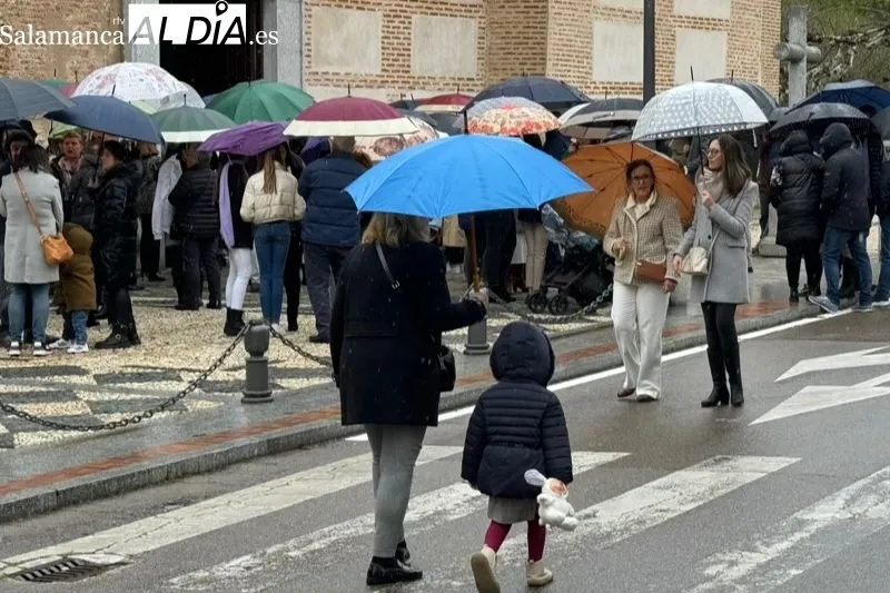 La lluvia suspendía la procesión de la vela y la ofrenda quedaba en San Luis