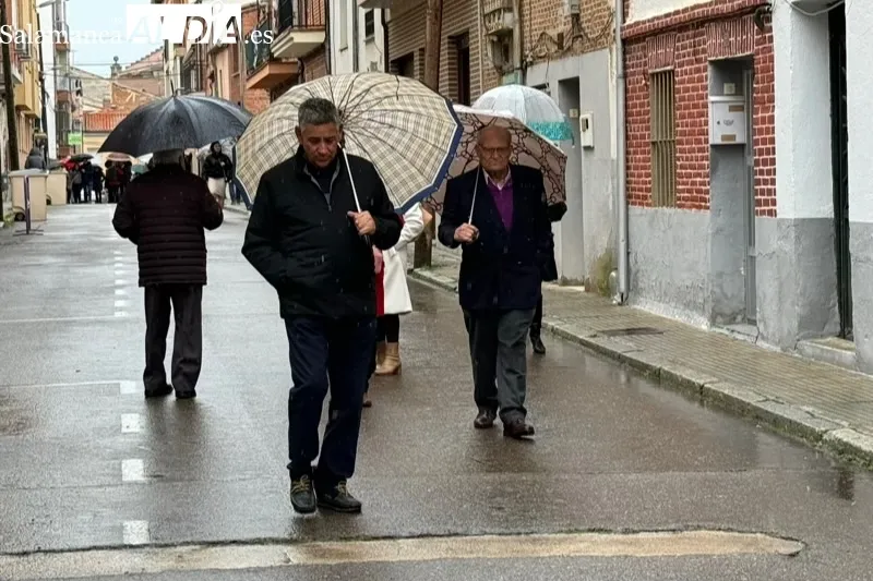 La lluvia suspendía la procesión de la vela y la ofrenda quedaba en San Luis