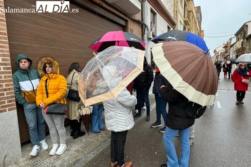 La lluvia suspendía la procesión de la vela y la ofrenda quedaba en San Luis