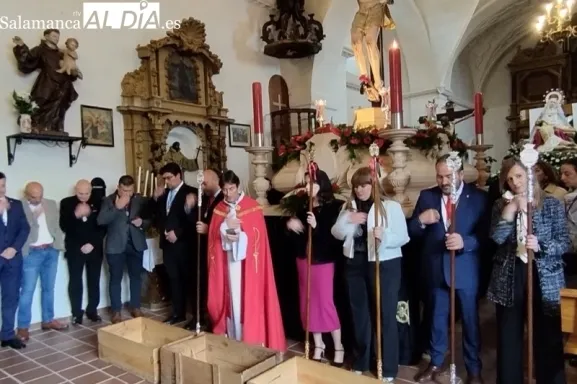 Foto 2 - La lluvia lleva a la suspensi&oacute;n de la Procesi&oacute;n de la Vela y deja en San Luis la ofrenda de los m&aacute;s peque&ntilde;os