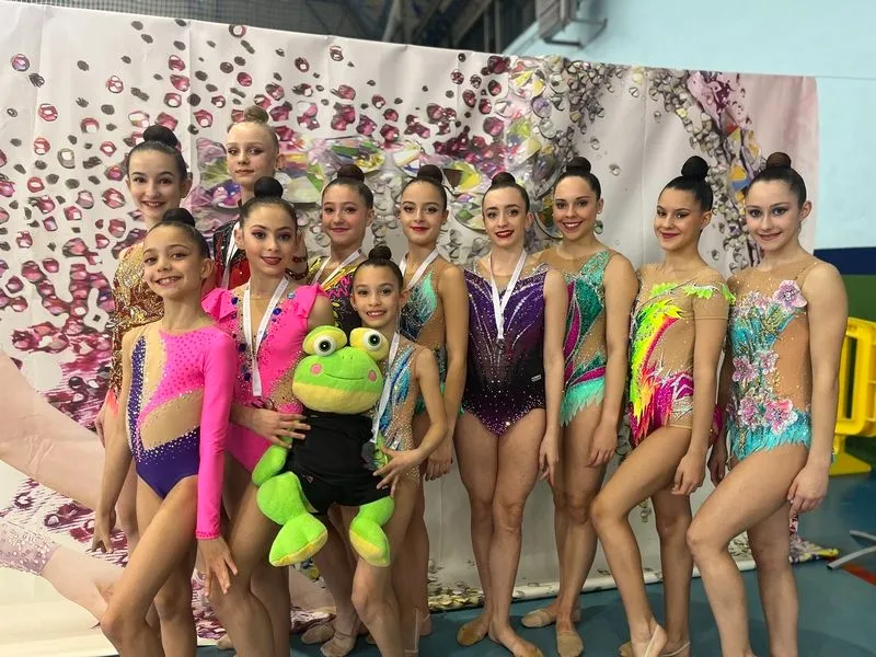 Expedición del Club Rítmica Salamanca, en Arévalo, en el Campeonato de Castilla y León Base Individual clasificatorio para el Campeonato de España