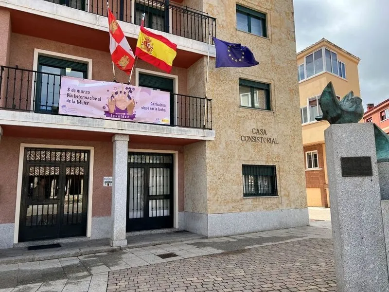 Lectura del manifiesto en la plaza  del Ayuntamiento de Carbajosa