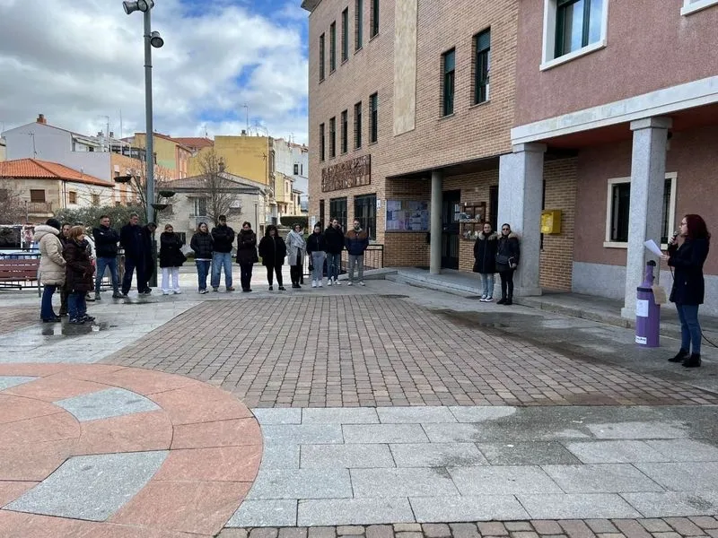 Lectura del manifiesto en la plaza  del Ayuntamiento de Carbajosa