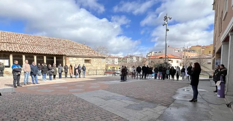 Lectura del manifiesto en la plaza  del Ayuntamiento de Carbajosa