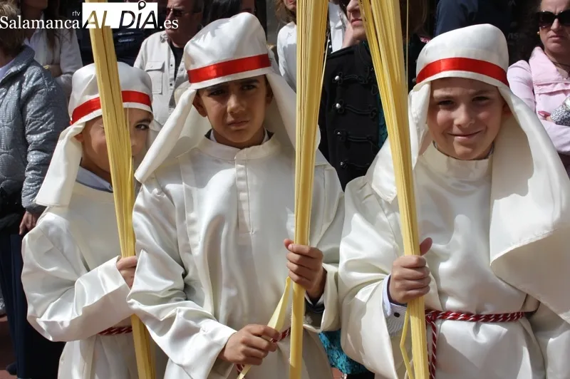 Vecinos y visitantes abarrotaban calles y plazas para vivir la procesión del Domingo de Ramos