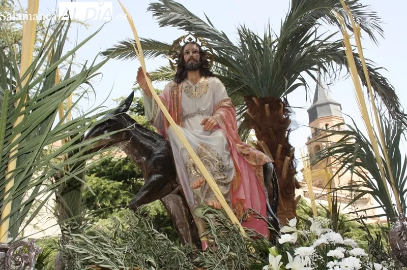 Vecinos y visitantes abarrotaban calles y plazas para vivir la procesión del Domingo de Ramos