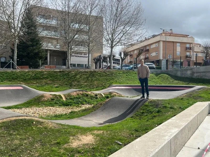 Trabajos de adoquinado en la pista deportiva de pump track de Carbajosa