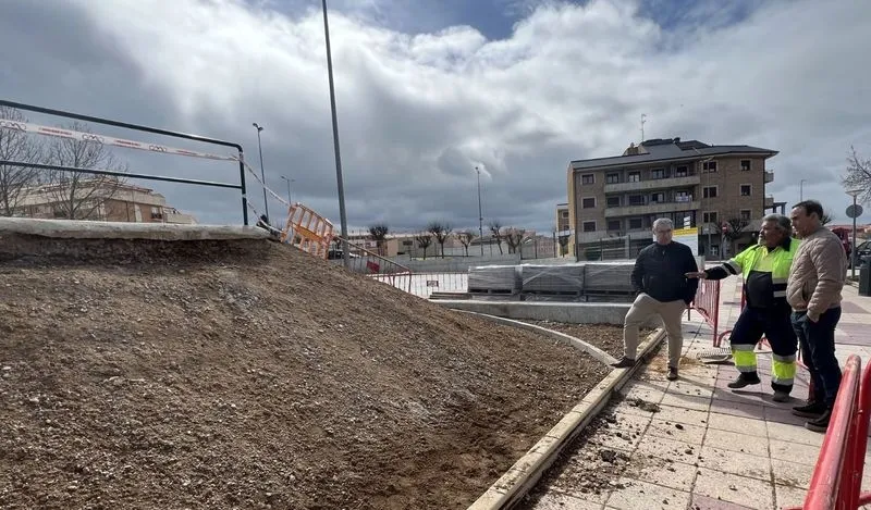 Trabajos de adoquinado en la pista deportiva de pump track de Carbajosa