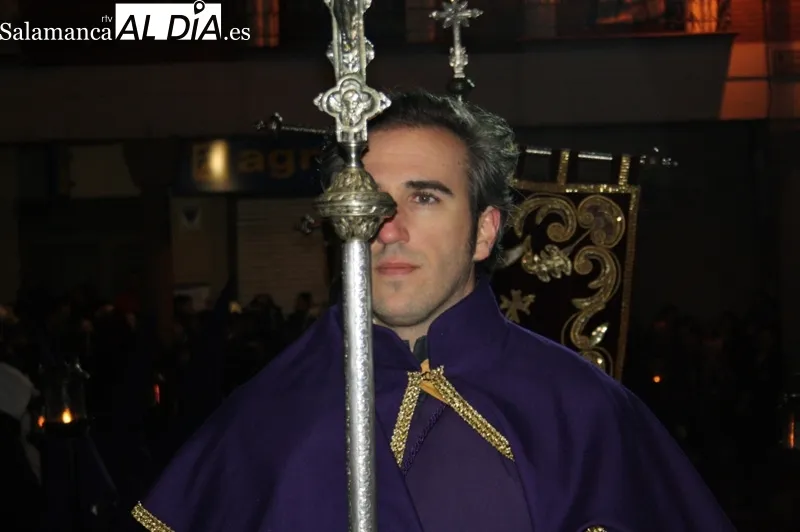 Foto 6 - La Penitencia Nazarena se abre paso finalmente entre las lluvias en su esperada procesi&oacute;n