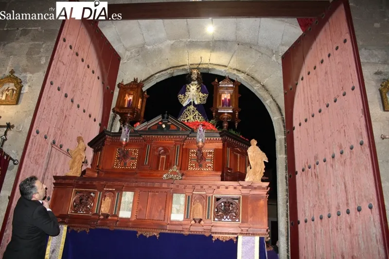 Foto 2 - La Penitencia Nazarena se abre paso finalmente entre las lluvias en su esperada procesi&oacute;n