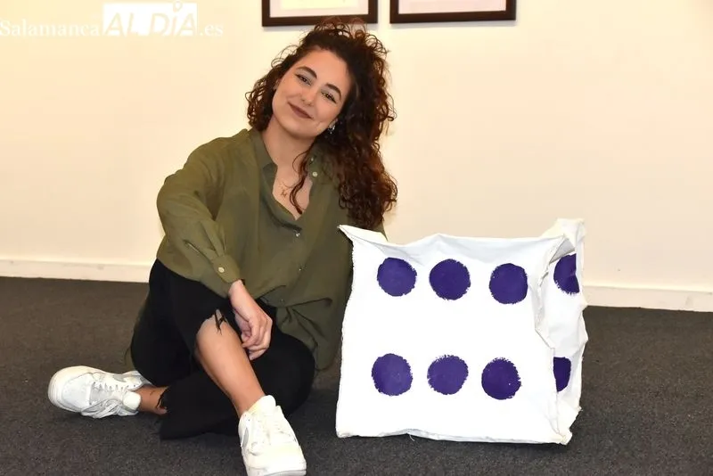 Laura Vecino en su exposición 'Un juego con el que mancharse’ | FOTOS: Vanesa Martins 