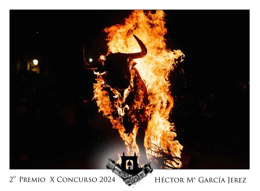 Foto 2 - Una imagen de &Aacute;ngel Manuel Serrano, portada del Calendario Carnavalero 2024/2025