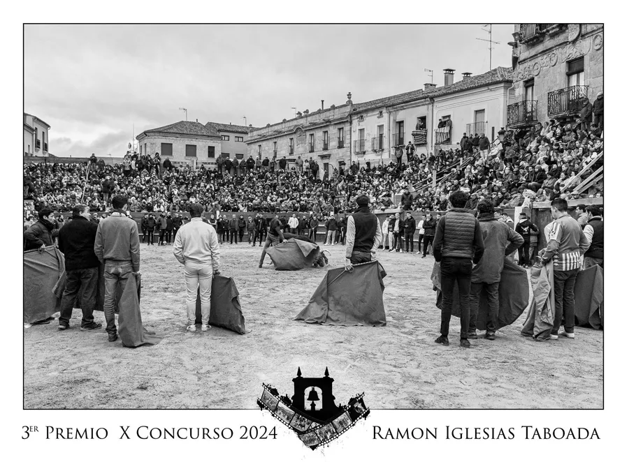 Foto 3 - Una imagen de &Aacute;ngel Manuel Serrano, portada del Calendario Carnavalero 2024/2025