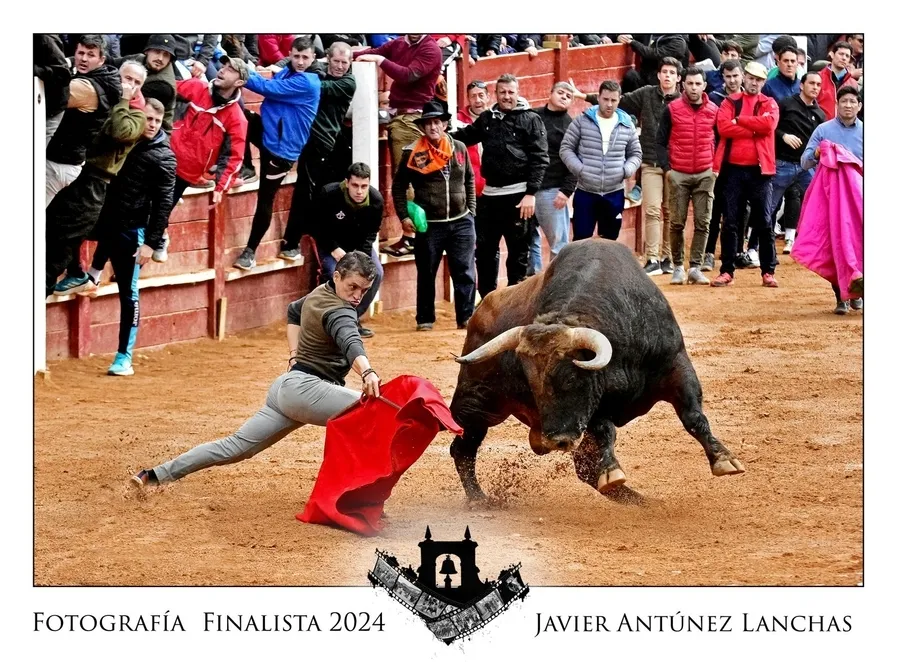 Foto 6 - Una imagen de &Aacute;ngel Manuel Serrano, portada del Calendario Carnavalero 2024/2025