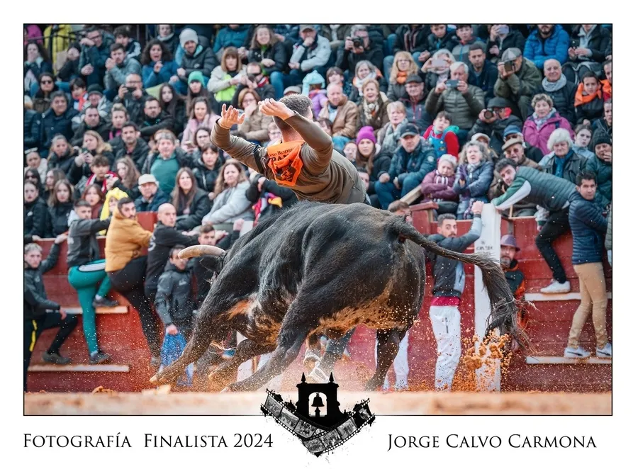 Foto 7 - Una imagen de &Aacute;ngel Manuel Serrano, portada del Calendario Carnavalero 2024/2025