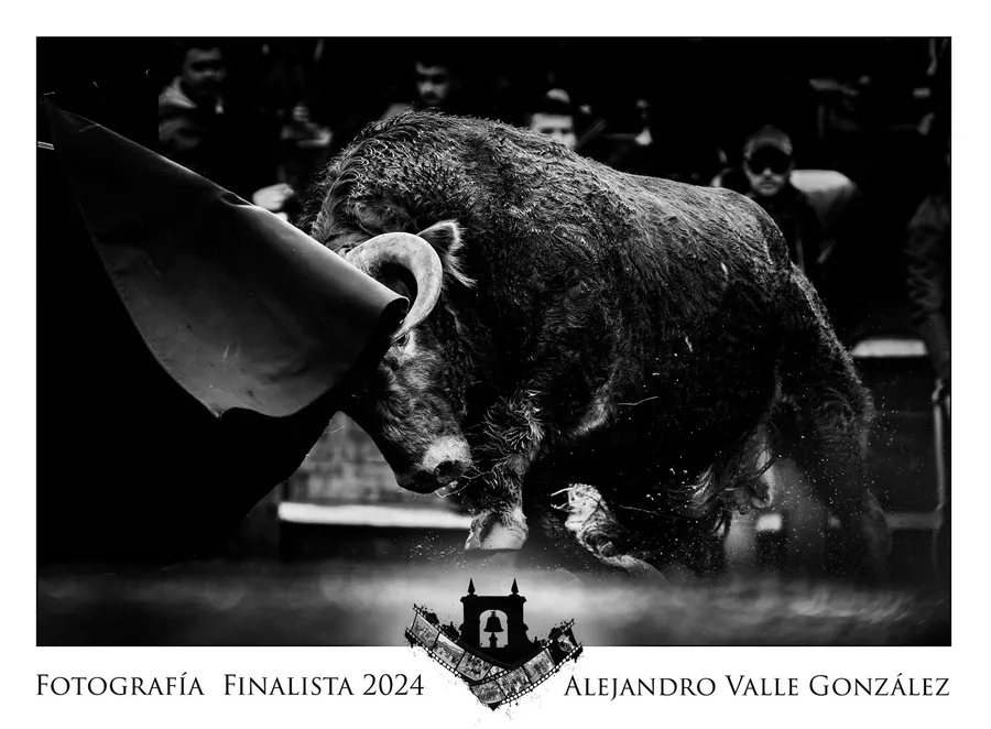 Foto 8 - Una imagen de &Aacute;ngel Manuel Serrano, portada del Calendario Carnavalero 2024/2025