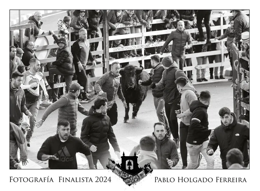 Foto 9 - Una imagen de &Aacute;ngel Manuel Serrano, portada del Calendario Carnavalero 2024/2025