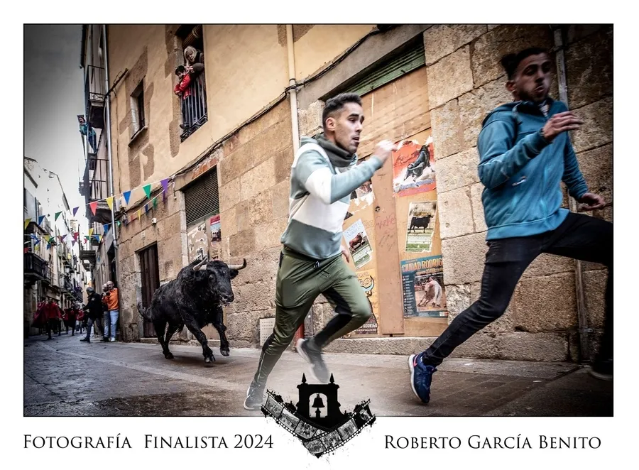 Foto 11 - Una imagen de &Aacute;ngel Manuel Serrano, portada del Calendario Carnavalero 2024/2025