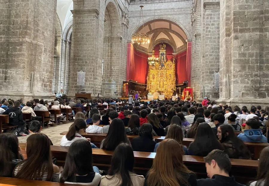 Foto 2 - 115 alumnos de Religi&oacute;n de la Di&oacute;cesis asisten a un encuentro regional en Valladolid