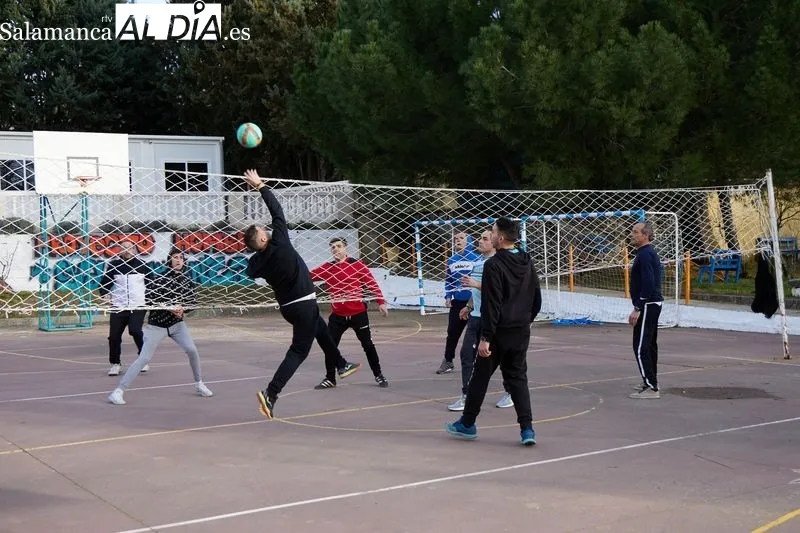 Usuarios de Proyecto Hombre Salamanca en la cancha deportiva de su centro en Carbajosa de la Sagrada. Foto de David Sañudo