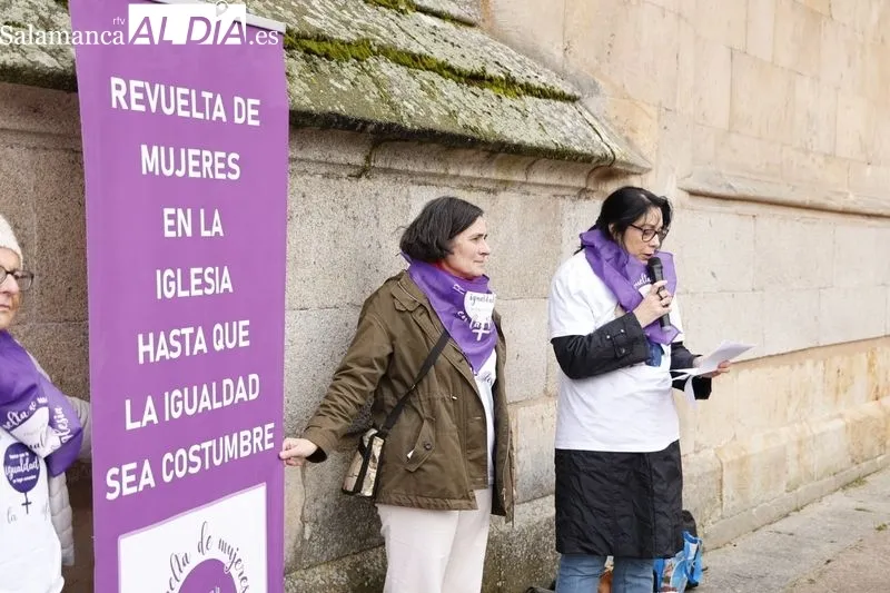 Concentración de la Revuelta de las mujeres en la iglesia. Fotos: David Sañudo