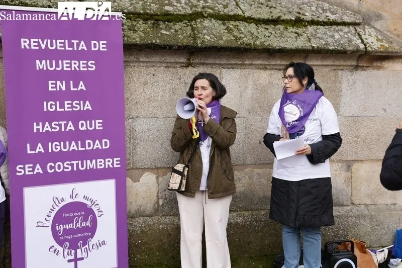Concentración de la Revuelta de las mujeres en la iglesia. Fotos: David Sañudo