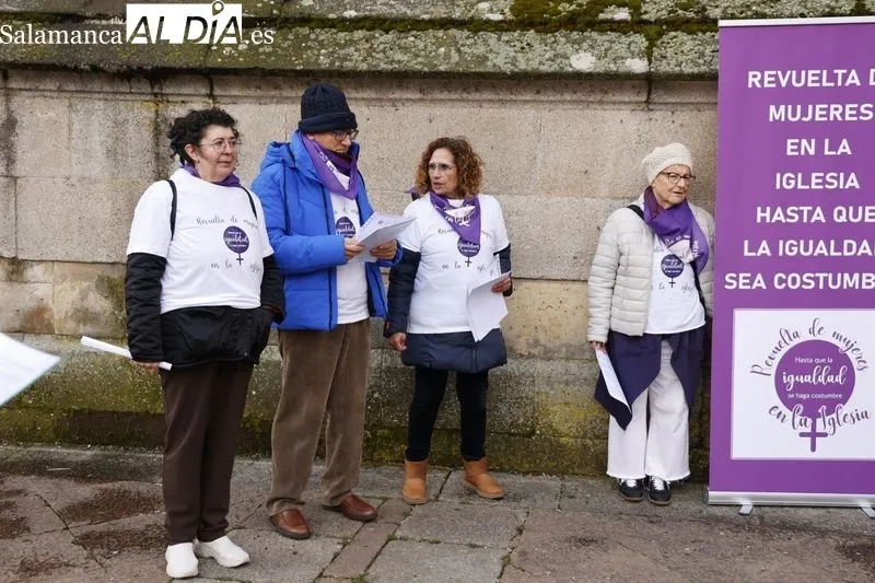 Concentración de la Revuelta de las mujeres en la iglesia. Fotos: David Sañudo