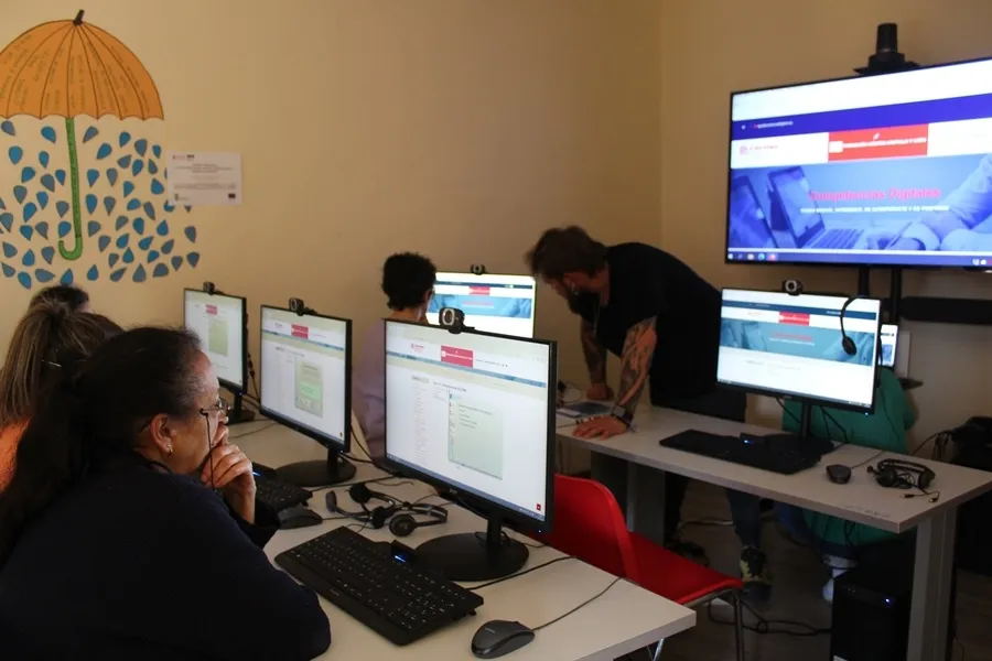 Foto 4 - C&aacute;ritas imparte unas sesiones sobre competencias digitales