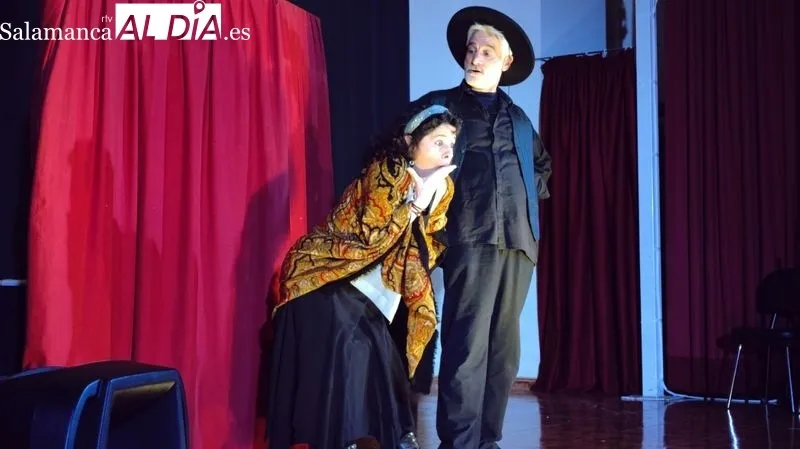 Foto 2 - Telara&ntilde;a teatro triunfa en Lumbrales con la obra 'En amor a dos'