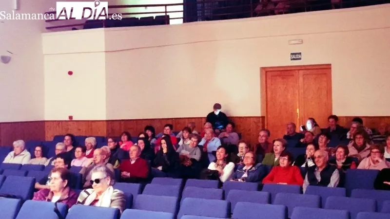 Los dos actores del grupo Telaraña ofrecieron una divertida representación