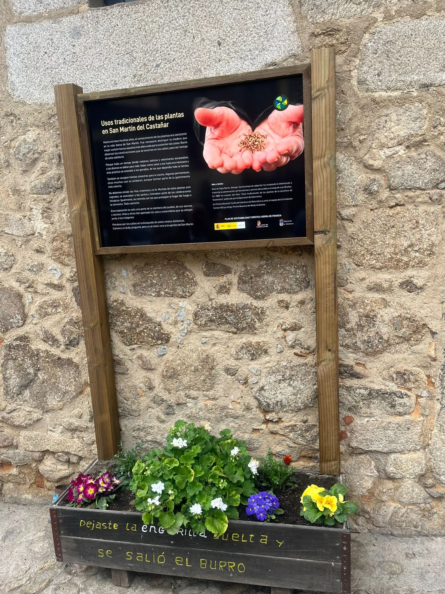 San Martín del Castañar se llena de jardineras informativas 