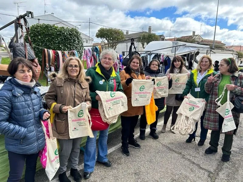 Reparto de bolsas “tote” que como método de concienciación por la igualdad está llevando a cabo CSIF Salamanca en estos días