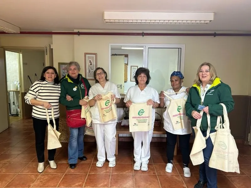 Reparto de bolsas “tote” que como método de concienciación por la igualdad está llevando a cabo CSIF Salamanca en estos días