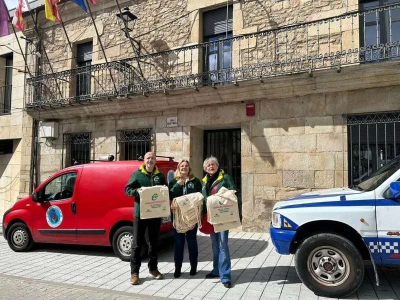 Reparto de bolsas “tote” que como método de concienciación por la igualdad está llevando a cabo CSIF Salamanca en estos días