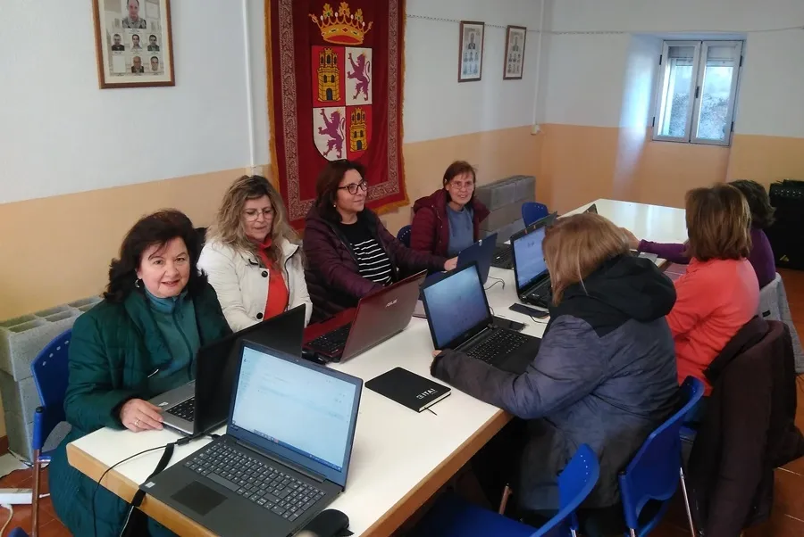 Foto 2 - Boada, La Fuente de San Esteban y Villar de Ciervo acogen cursos de nuevas tecnolog&iacute;as
