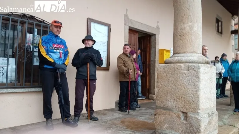 Cerca de 150 senderistas toman la salida en Sobradillo en la VII Ruta de Senderismo / ESTER CORREDERA