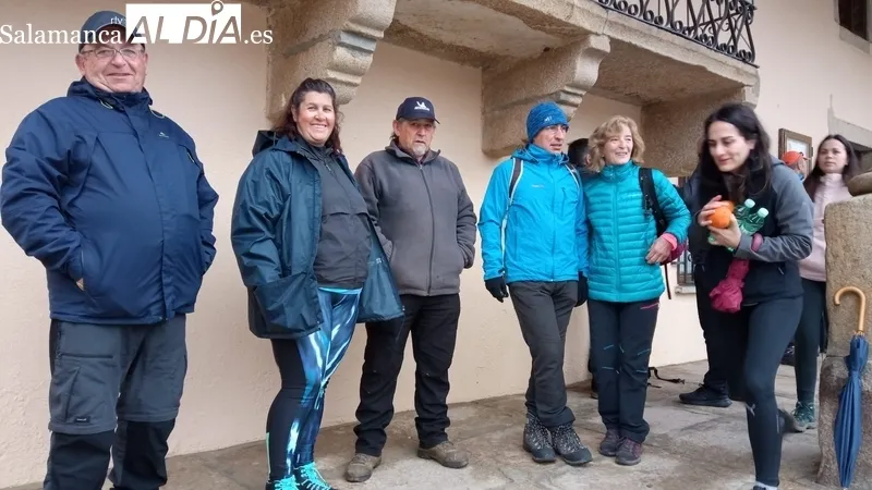 Cerca de 150 senderistas toman la salida en Sobradillo en la VII Ruta de Senderismo / ESTER CORREDERA