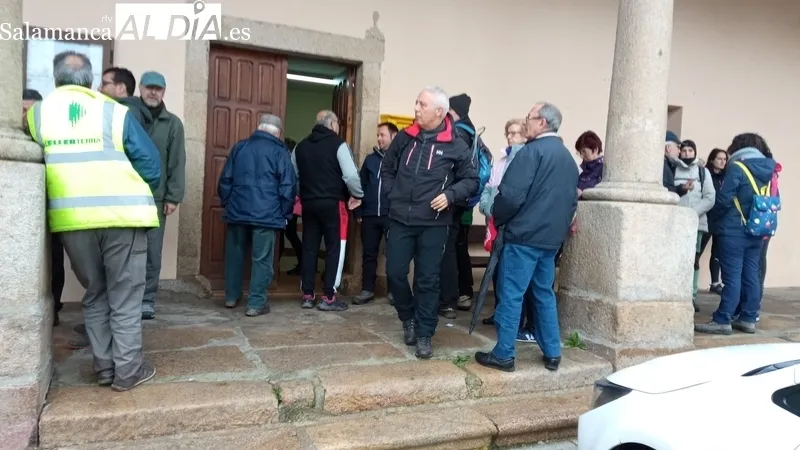 Cerca de 150 senderistas toman la salida en Sobradillo en la VII Ruta de Senderismo / ESTER CORREDERA