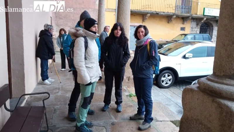 Cerca de 150 senderistas toman la salida en Sobradillo en la VII Ruta de Senderismo / ESTER CORREDERA