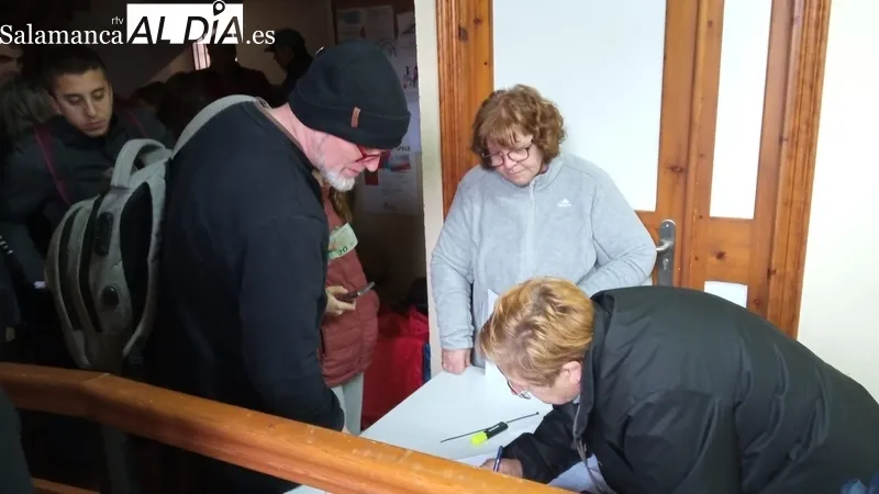 Cerca de 150 senderistas toman la salida en Sobradillo en la VII Ruta de Senderismo / ESTER CORREDERA