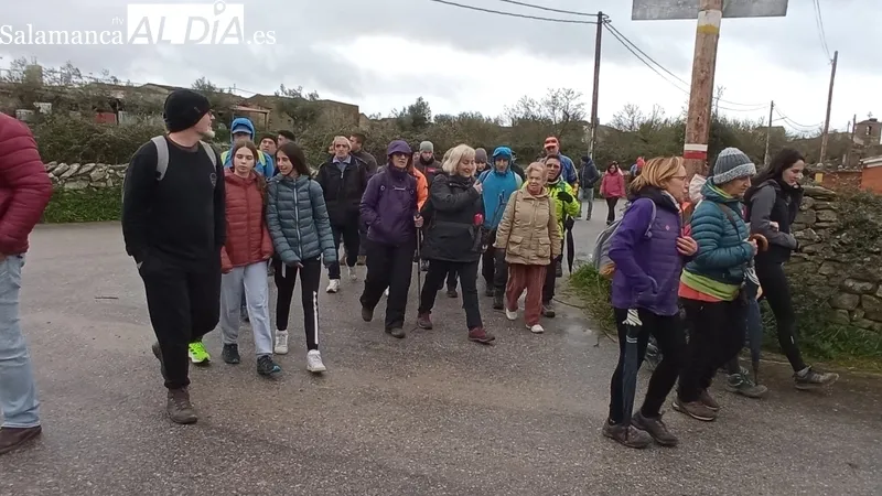 Cerca de 150 senderistas toman la salida en Sobradillo en la VII Ruta de Senderismo / ESTER CORREDERA
