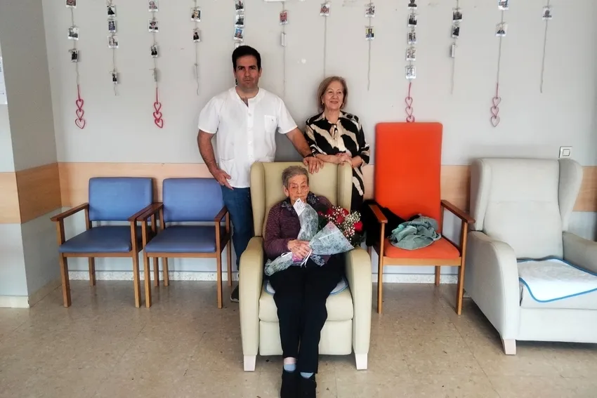 Los gerentes de la residencia municipal de mayores de Vitigudino junto a Josefa