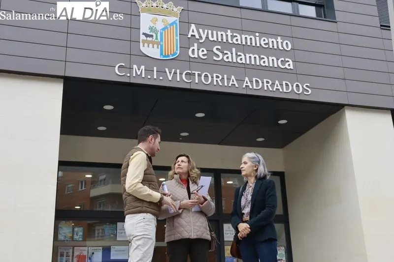 La concejala de Consumo, Vega Villar, participa en la mesa informativa con motivo del Día Mundial de los Derechos de las Personas Consumidoras | FOTOS: Raúl Riego 