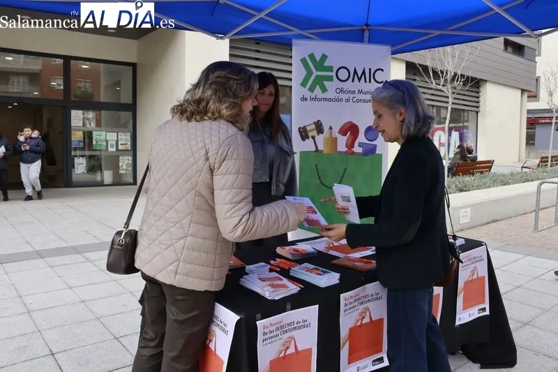 La concejala de Consumo, Vega Villar, participa en la mesa informativa con motivo del Día Mundial de los Derechos de las Personas Consumidoras | FOTOS: Raúl Riego 